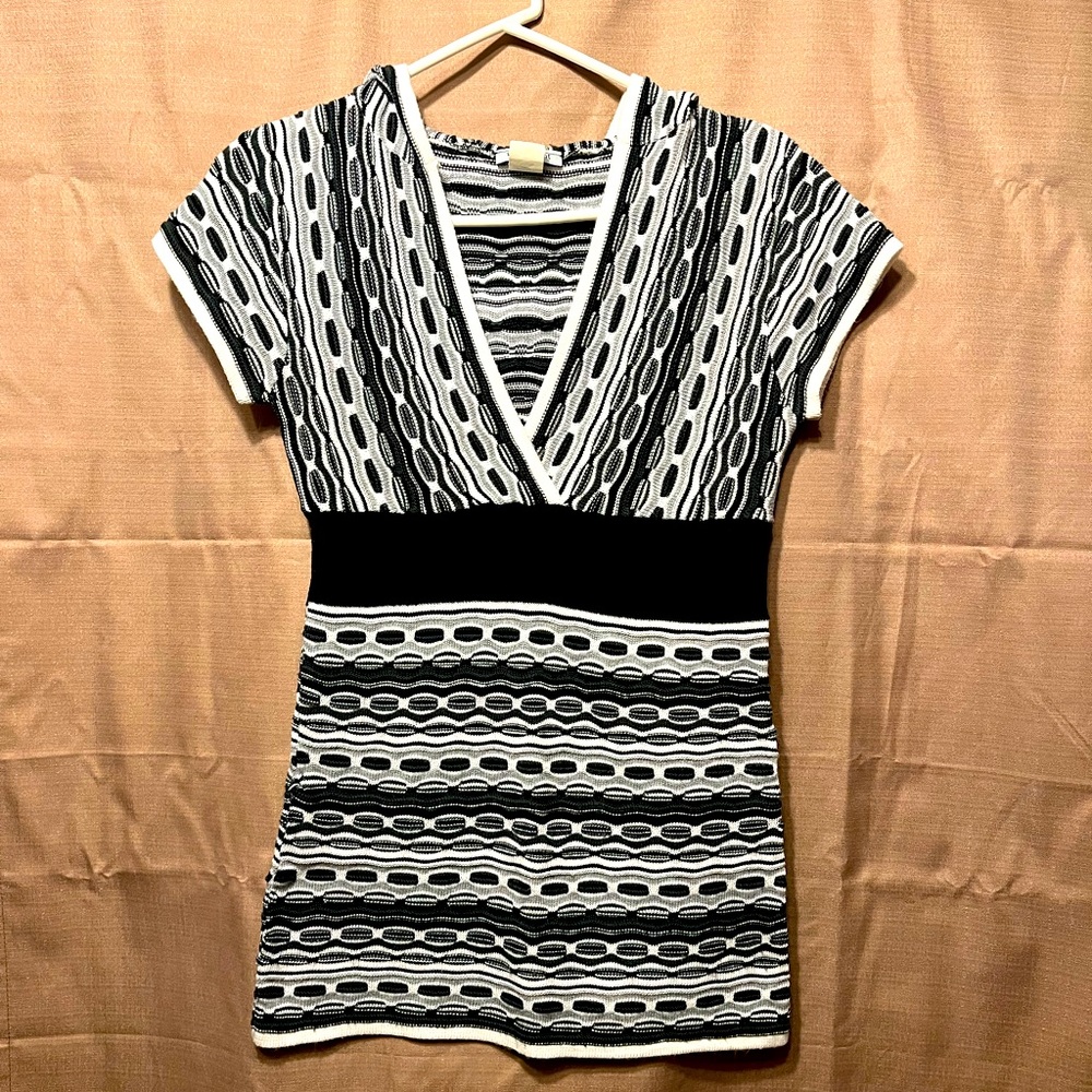 Wet Paint black, white, and grey cap sleeve v-neck sweater hoodie size L